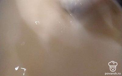 Налейте молоко в миску, разбейте в него яйцо и добавьте соль по вкусу. Затем тихонечко всыпайте в смесь рисовую муку и одновременно перемешивайте вилкой. Тесто по консистенции должно быть похожим на жидкую сметану.