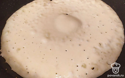 Пожарьте блинчики.