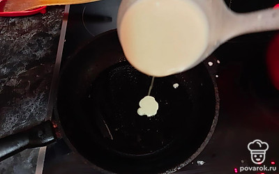 Вливайте тесто на сковороду, дайте ему растечься по всему диаметру сковороды.
