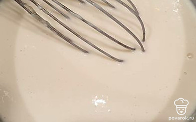 Добавляем муку- постоянно помешивая, до консистенции жидкой сметаны.