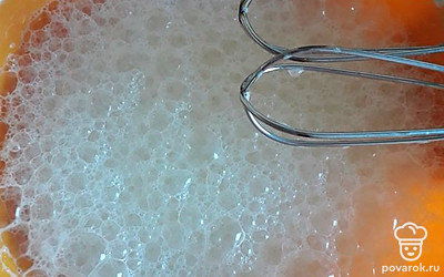 Смешайте яйца с двумя ст.ложками сахара и солью, добавьте молоко и всё хорошенько взбейте миксером до образования пены.