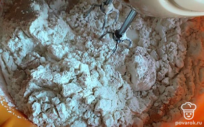 Добавьте муки и сухие дрожжи, ещё раз всё взбейте миксером.