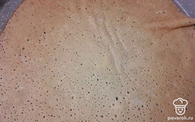 Дайте блинной смеси настояться примерно час, затем приступайте к выпеканию блинов.