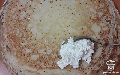 Начините блины, сверните их квадратиками и положите на тарелку.