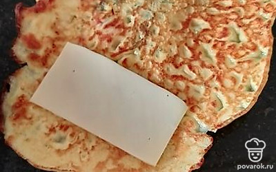 На разогретую сковороду, смазанную маслом, половником наливайте смесь. Обжарьте с одной стороны, переверните. На одну половину насыпьте сыр, немного поджарьте и накройте другой половинкой.