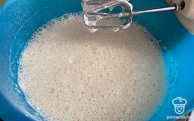 Яйца перемешайте с сахаром и солью.