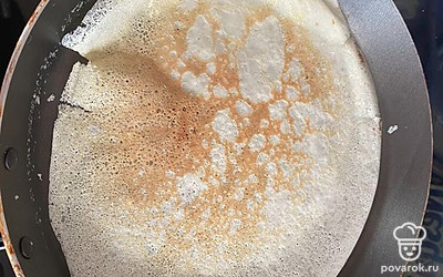 Пеките блины на сковороде с антипригарным покрытием, вовремя переворачивая блин на другую сторону.