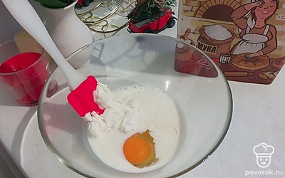 Смешайте мягкий творог, молоко и яйцо и хорошо перемешайте. Добавьте муку, перемешайте до однородной консистенции.