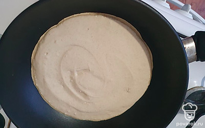 Разогрейте сковороду. Выложите смесь на сковороду и равномерно распределите. Жарьте на среднем огне до золотистой корочки, ориентировочно по 2-3 минуты с каждой стороны.