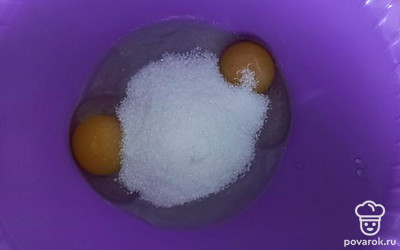 Хорошо перемешайте яйца и сахар.