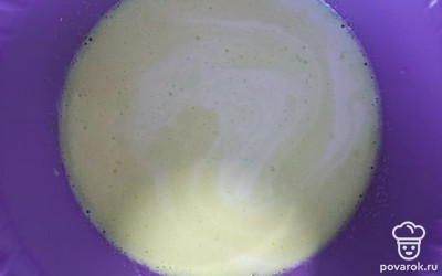 Добавьте молоко, соль и перемешайте.