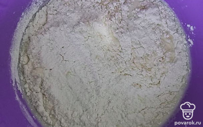 Постепенно добавляйте муку и соду.