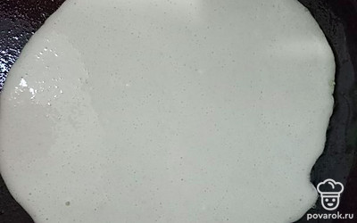 Разогрейте сковороду и начните обжаривать блины.