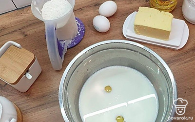 К молоку добавьте яйца и соль, перемешайте до однородности. 