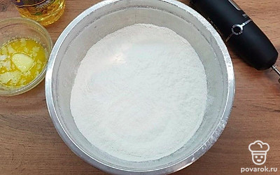 К яично-молочной смеси просейте муку. Перемешайте. 