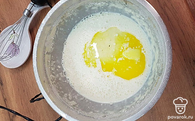 Добавьте подсолнечное и сливочное масла и соду. Еще раз перемешайте блендером.