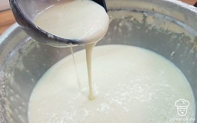 Готовая блинная смесь выглядит как жидкое тесто, которое легко стекает с половника.