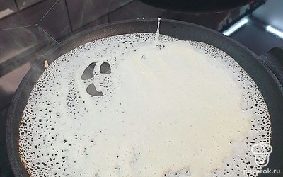 Обжаривайте блинчики до готовности. 