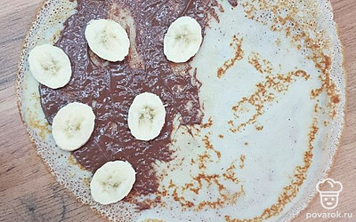 Подавать можно с любой начинкой на ваш вкус. Я, например, очень люблю нутеллу и банан. А мои дети — сметану и вишневое варенье.