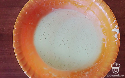 Смешайте яйца с сахаром и взбейте миксером. Добавьте воды и взбейте до образования пены. После добавьте муку, тщательно взбейте миксером в течение двух минут. Добавьте растительное масло и перемешайте.