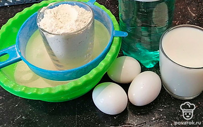 Подготовьте все ингредиенты. Просейте муку. 
