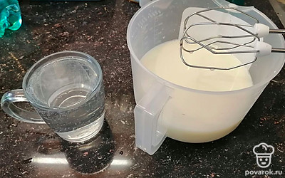 В ёмкость добавьте молоко, яйца, сахар, соль, взбейте, добавьте 1 стакан минеральной воды. 