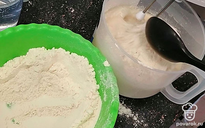 Постепенно добавляйте муку, взбейте, влейте 1 ложку масла. 