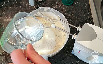 Влейте второй стакан минеральной воды, взбейте Оставьте тесто настаиваться на 10 минут. 