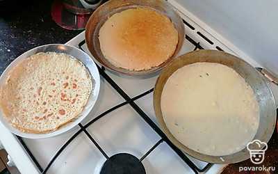 Перед выпеканием смажьте маслом сковороду (дальше добавлять масло необязательно).