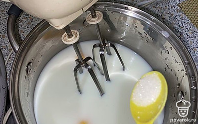 Добавьте соль и сахар.