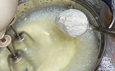 Добавьте муку. Перемешайте все ингредиенты.