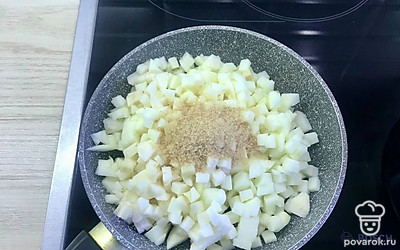 Яблоки нарежьте мелким кубиком. Выложите на сковороду или в сотейник, всыпьте тростниковый сахар, перемешайте.