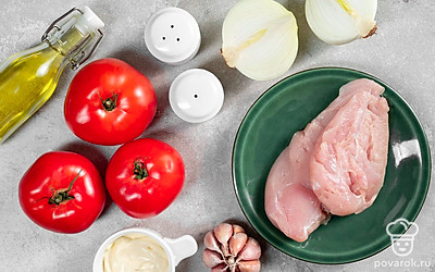 Куриную грудку хорошо промойте, очистите от пленки и прожилок, переложите в воду и оставьте вариться на 30 минут. Затем оставьте мясо в воде на 10-15 минут. Важно не солить воду. Овощи вымойте и просушите. Также возьмите сковороду для жарки.
