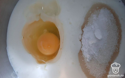 В кефир добавьте яйцо, масло, соль, сахар и соду. Хорошо перемешайте.