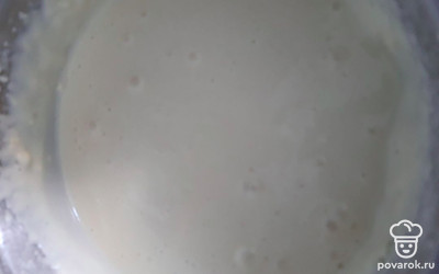 Добавьте муку и перемешайте.