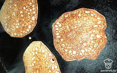 Полученное тесто наливайте маленькими порциями на горячую сковороду и жарьте с двух сторон.