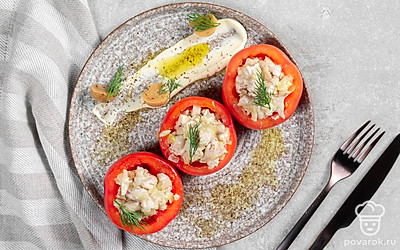 Аппетитное блюдо в виде фаршированных куриной грудкой помидоров подайте к столу в качестве легкой закуски. Для дополнения блюда используйте ломтики хлеба, которые сделают его еще сытнее.