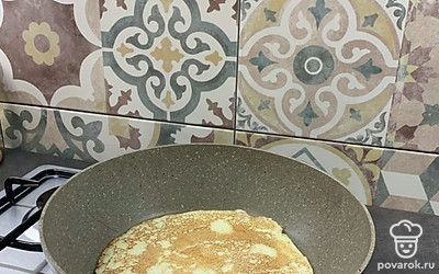 Разогрейте сковороду, смажьте ее растительным маслом. На сковороду влейте половник смеси для блинов и жарьте примерно по минуте с каждой стороны на огне ниже среднего.