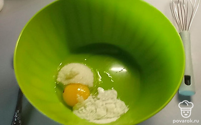 В миске смешайте яйцо, сахар, соль и разрыхлитель.