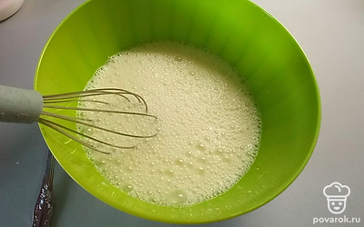 Влейте молоко и воду. Перемешайте.