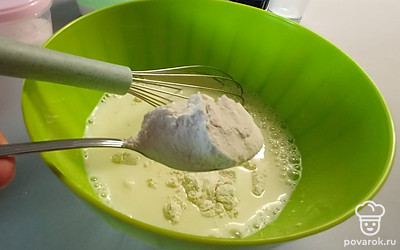 Добавьте 5 ложек муки и тщательно перемешайте. 