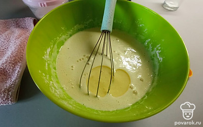 В конце влейте растительное масло и еще раз перемешайте.