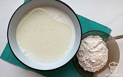 В молоко введите яйца, добавьте сахар, соль, две ложки растительного масла.