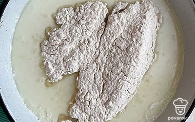 В смесь всыпьте муку и с помощью венчика или миксера замесите жидкое тесто без комочков.