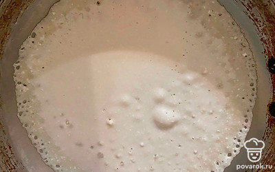 На хорошо разогретую сковороду, смазанную маслом, вылейте тесто и выпекайте по 2 минуты с каждой стороны.