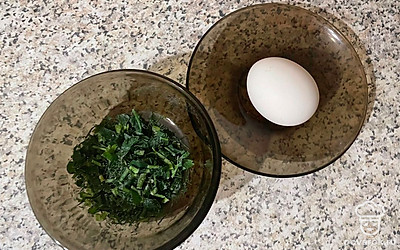 Сделайте несколько блинчиков с припеком. 