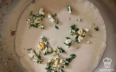 Измельчите оба ингредиента, чуть посолите и посыпьте смесью одну сторону блинчика. Затем переверните и выпекайте со стороны припека.