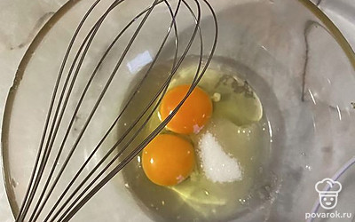 Взбейте яйца с сахаром и солью.