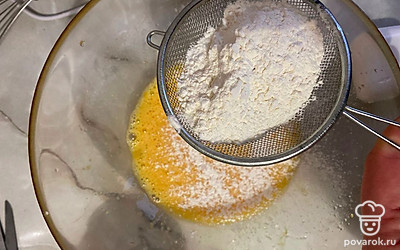 Всыпьте половину стакана просеянной муки и размешайте.