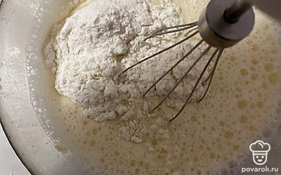 Влейте кипяток и перемешайте, затем добавьте оставшуюся часть муки.